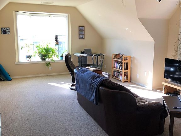 Beautiful big bowed window brings lotsa light