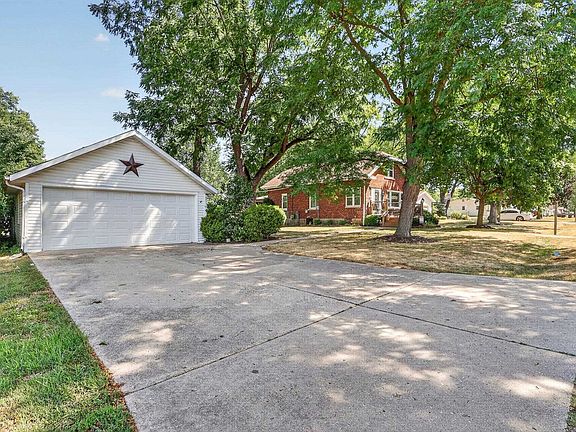 2nd image of 805 E Briar Ln