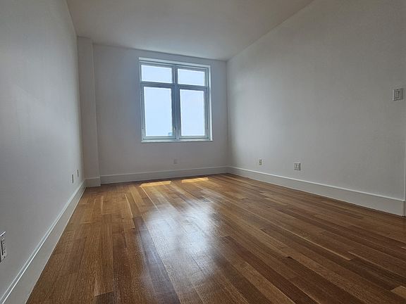 5th image of 301 Sullivan Pl APT 7E