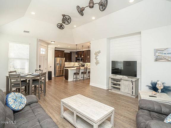 4th image of 1394 Albacore Loop