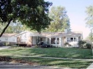 128 Tanglewood Dr, Elk Grove Village, IL 60007