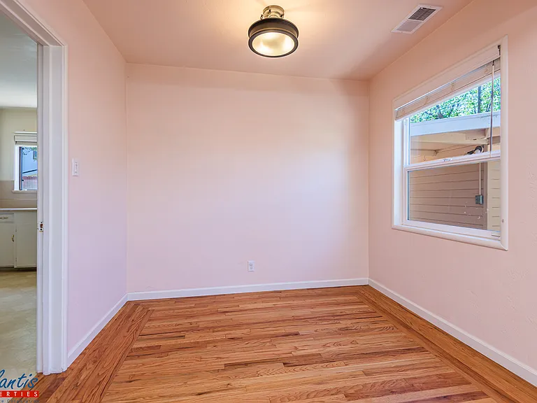 525 Laverne Ave — Photo 6
