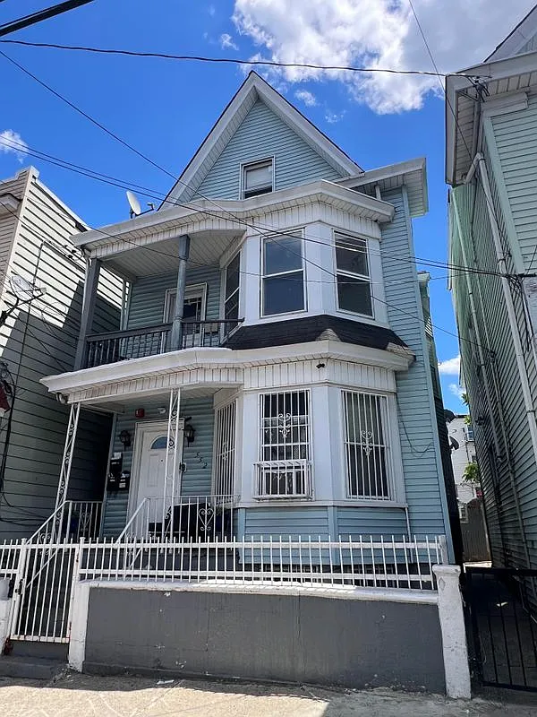 2 bed, 1.0 bath, 660 sqft, $2,000 — Photo 1