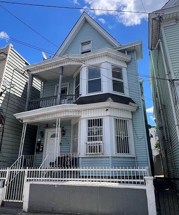 552 River St #2