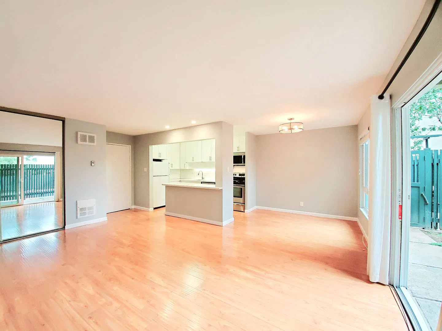 Beautiful woodlake unit with large patio — Photo 1