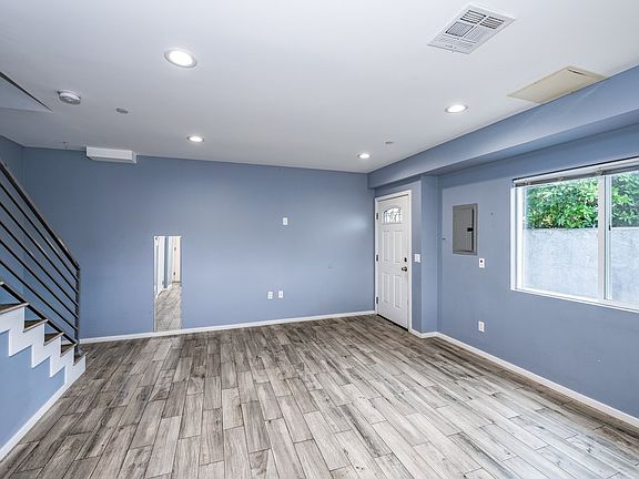 4th image of 6719 Vineland #1/2