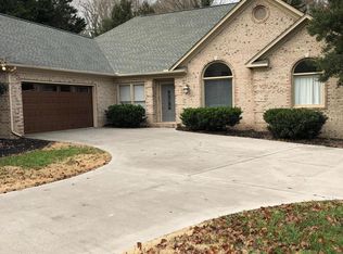 35 Riverside Dr, Oak Ridge, TN 37830