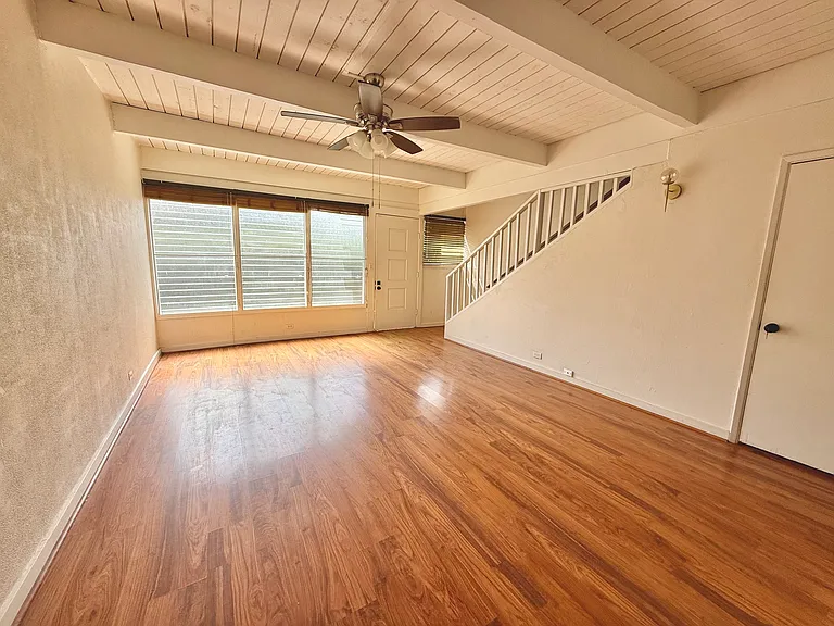 Desirable corner-unit near Kahala Mall, Ku'ono Marketplace and freeway access!
