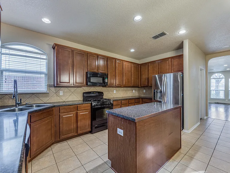 5723 White Oak Cv — Photo 6