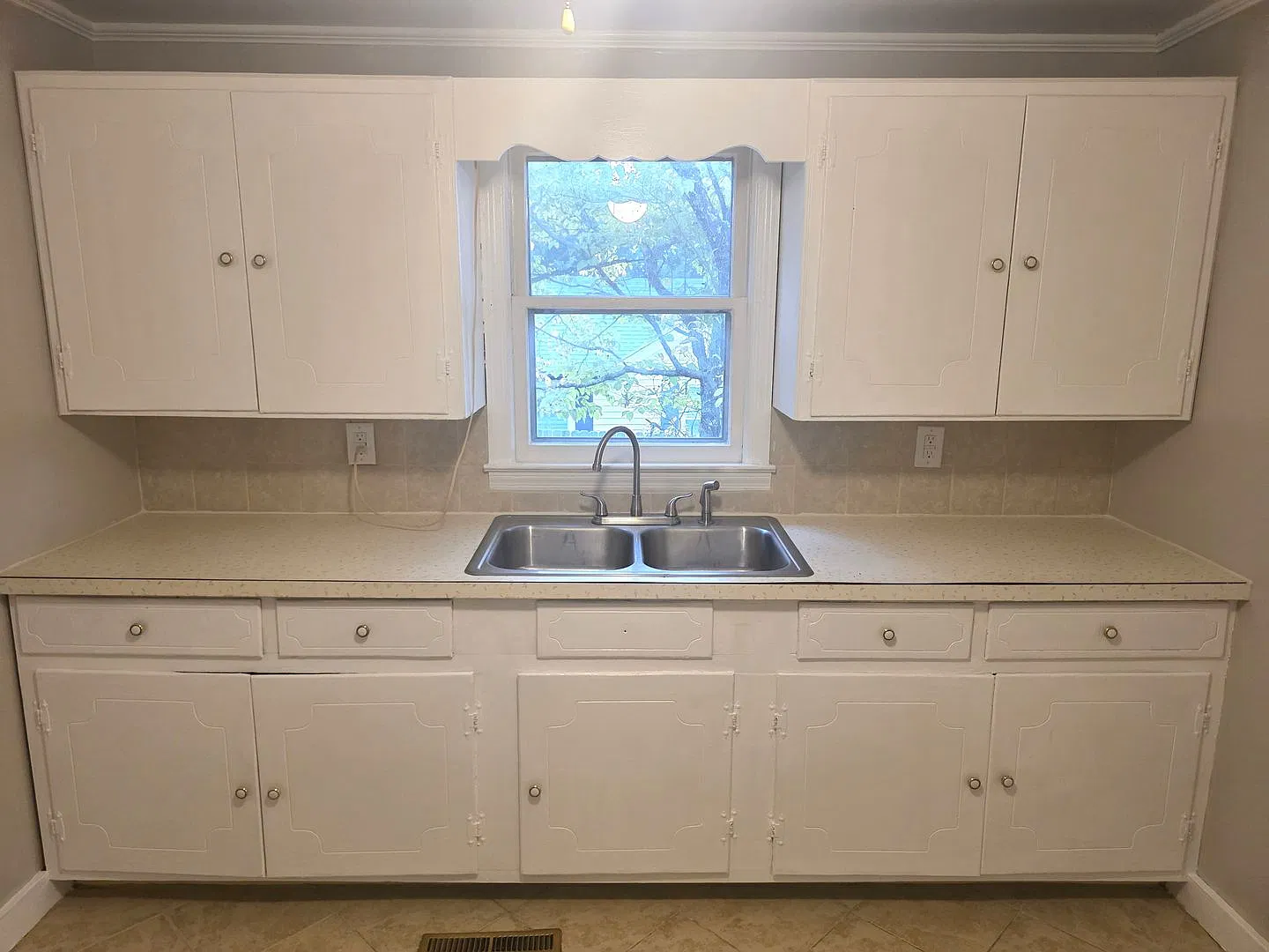 3 Bed 1 Bath Rental Mount Airy — Photo 2