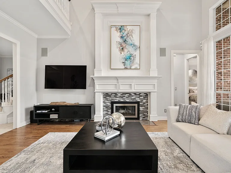 433 Martel Ln — Photo 3