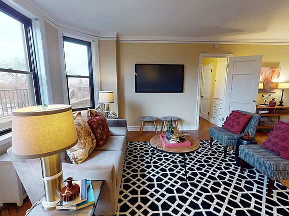 3rd image of 2000 N Lincoln Park West Pkwy #303