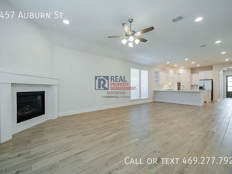 2457 Auburn St — Photo 2