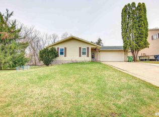 3610 Horseshoe Dr, Clinton, IA 52732