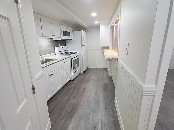 Kitchen with built-in counter / eat-in area