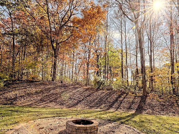 4th image of 529 Garrett Ln