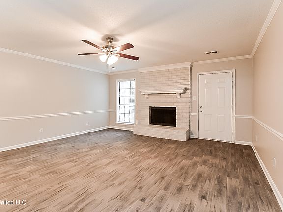 4th image of 810 Clarington Dr