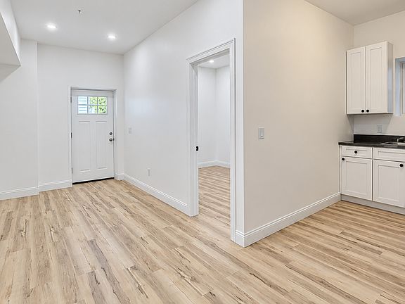 3rd image of 170 Pearl St #B