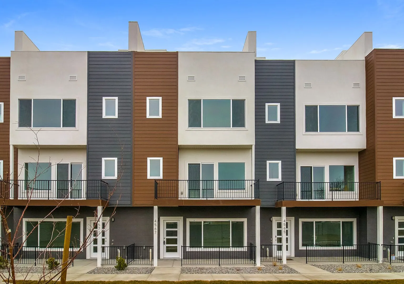 Modern three-story new build townhome with a rooftop deck! — Photo 2