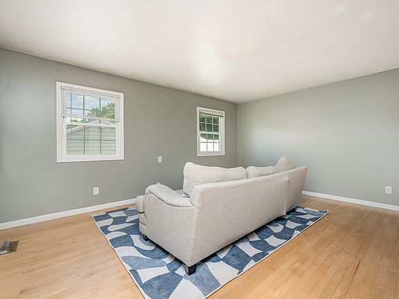 4th image of 301 Knolls St