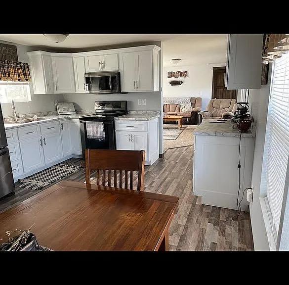 103 Portland St S — Photo 4