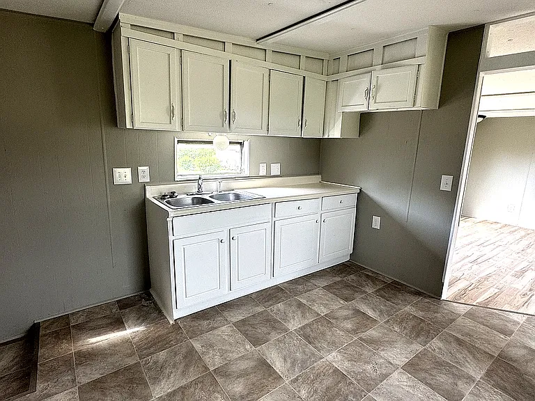 233 Jolly Roger Dr — Photo 5