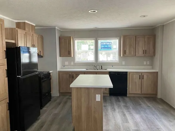 1146 E Park Dr #1146, Brookfield, OH 44403