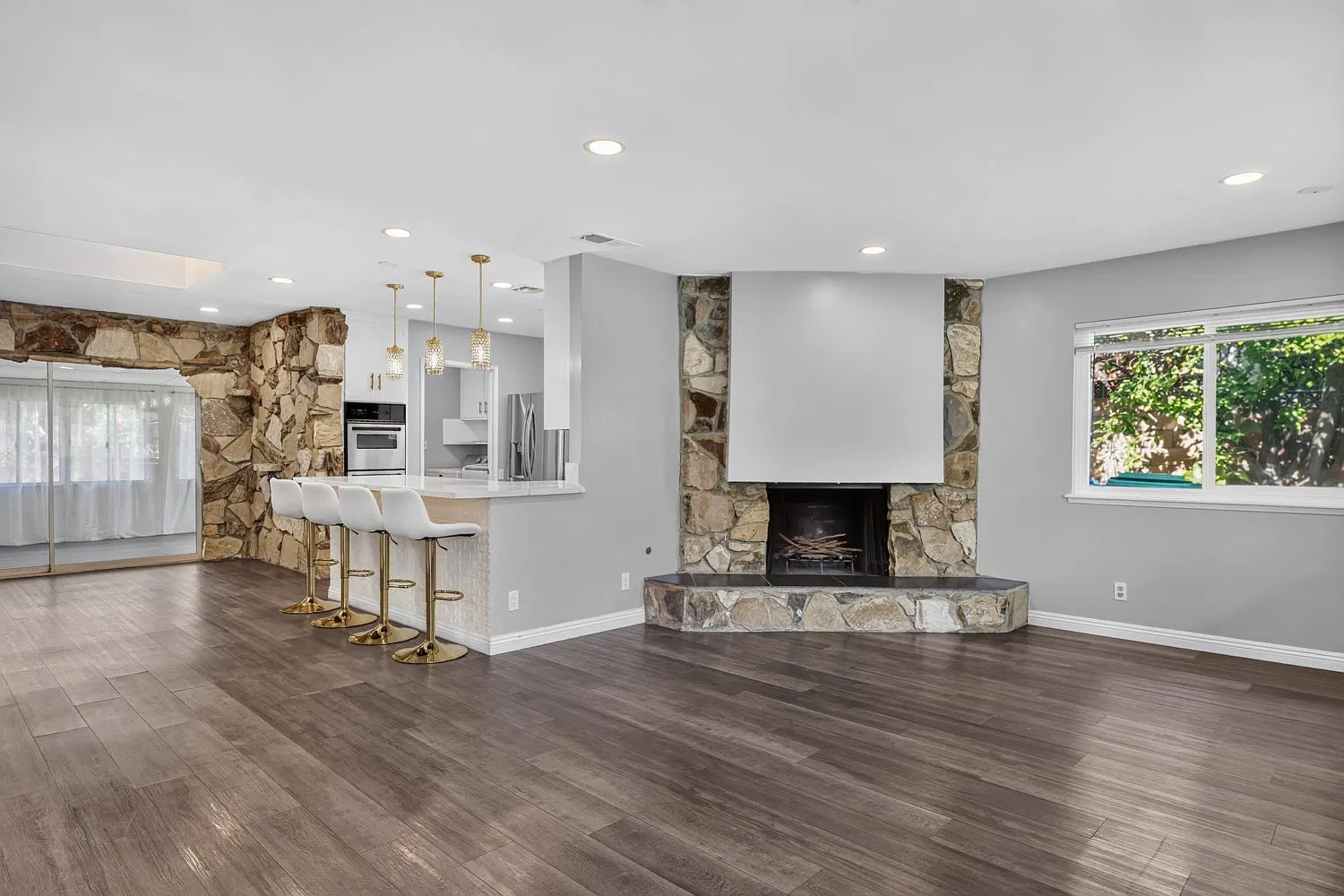 3 bed, 1598 sqft, $4,200 — Photo 4