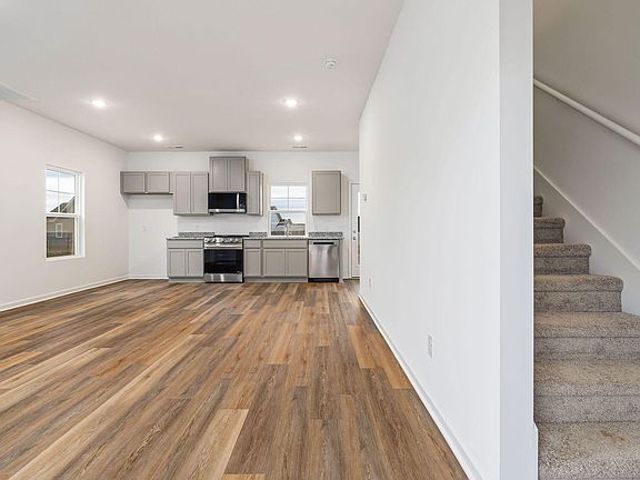 4th image of 102 Stoneview Dr