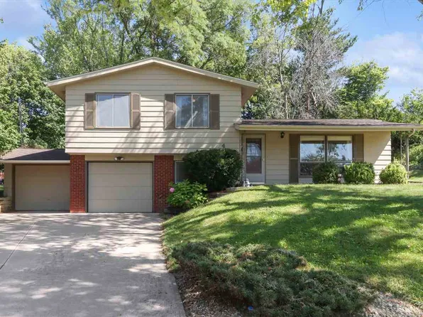 4 Bangor Cir, Iowa City, IA 52246