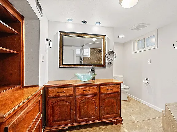 712 E 39th Ave — Photo 21