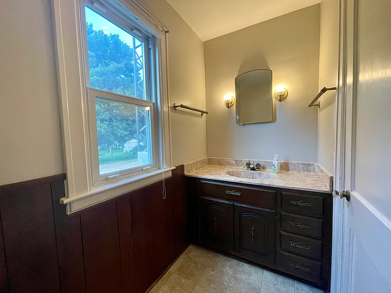 1/2 bathoom off of foyer