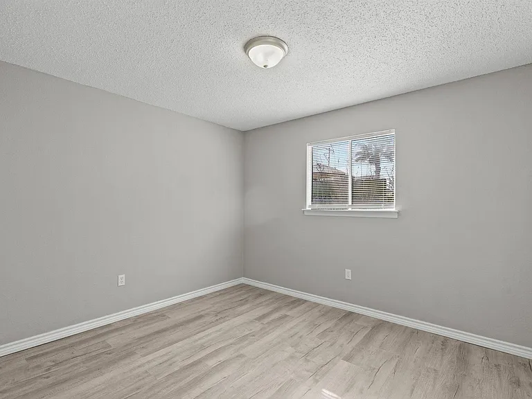 911 Avenue K #11 — Photo 3