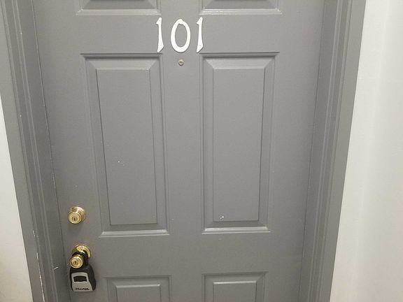 4th image of 11045 Moorpark St