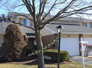 885 Heatherbrook Ct, Wheaton, IL 60189