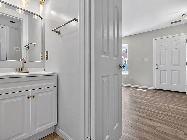 8 Suncroft Ct — Photo 10
