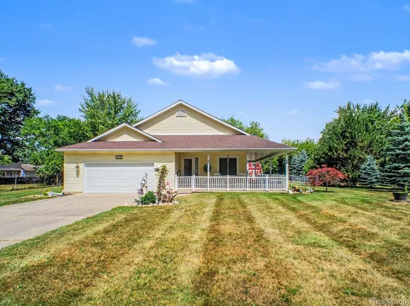 1524 Cussewago Dr, Fenton, MI 48430