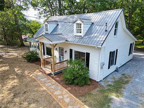 3rd image of 806 Fairview Rd
