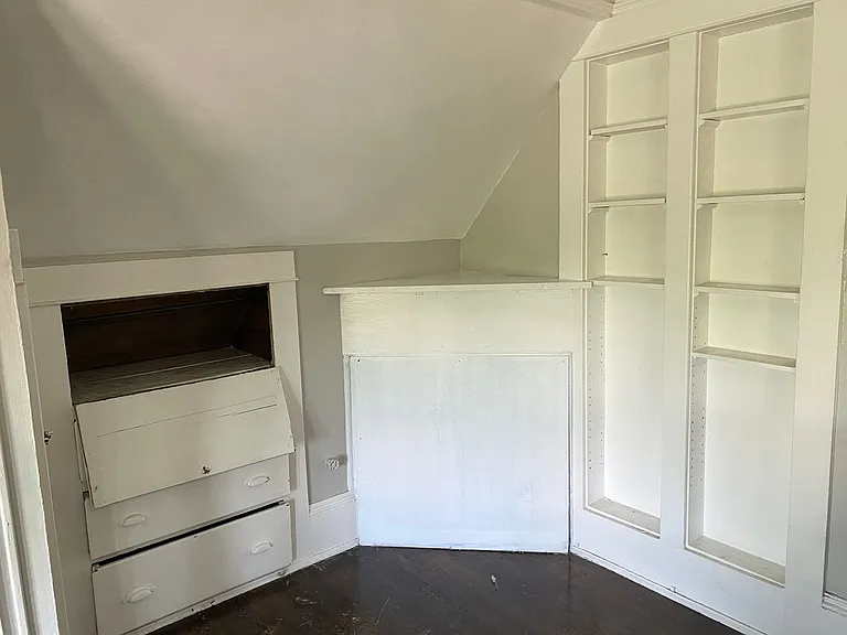 609 E State St — Photo 111