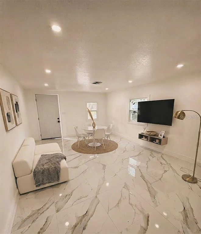 3 bed, 1.0 bath, 849 sqft, $1,950 — Photo 2
