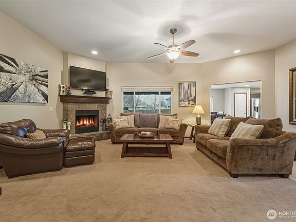 3rd image of 221 Chapelwood Avenue