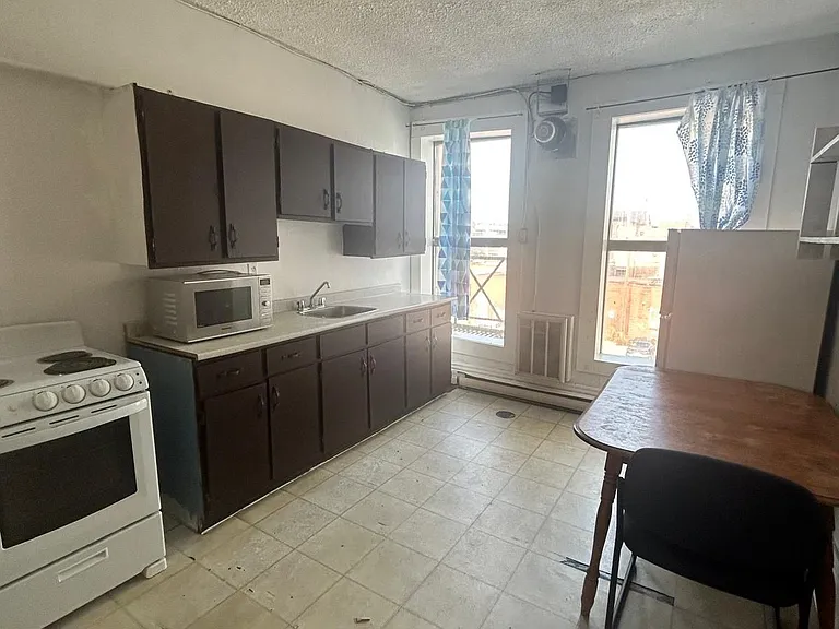 164 Charlotte St #6 — Photo 6