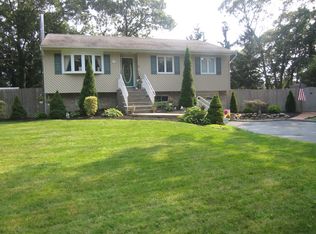 4 Sycamore Ave, Farmingville, NY 11738