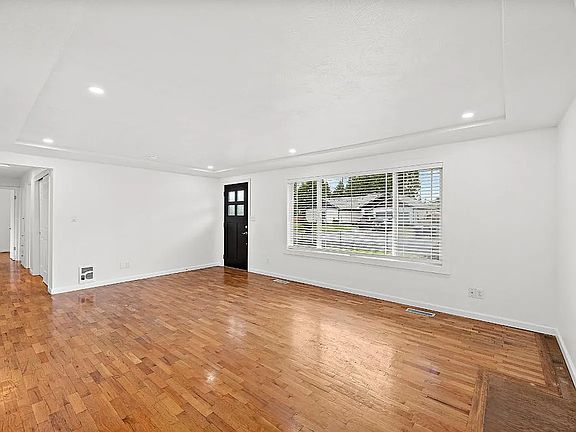 4th image of 118 Violet Meadow St E