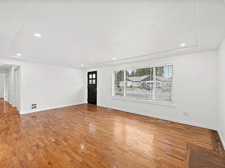 118 Violet Meadow St E — Photo 4