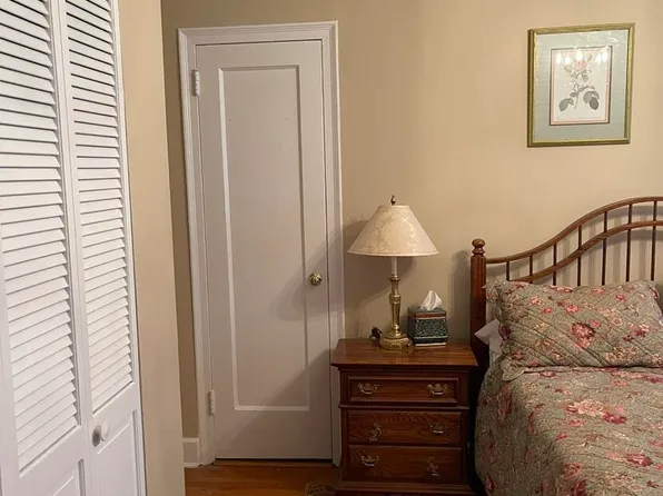 321 East 43rd Street image 10 of 12