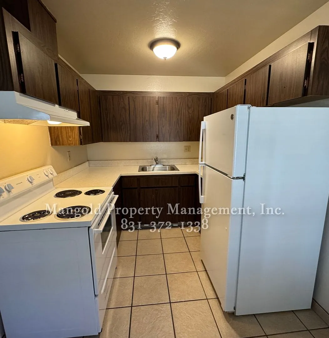 Del Mar Apartments — Photo 2