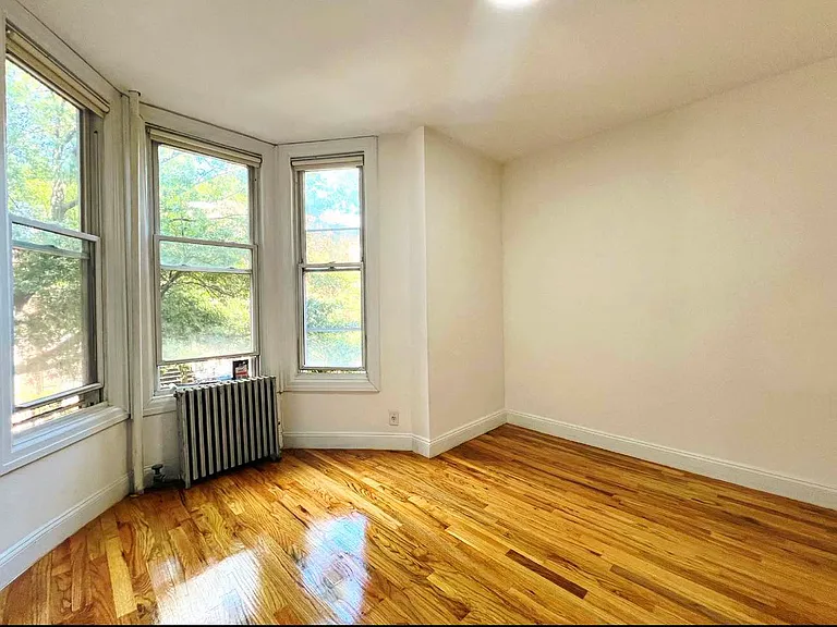 256 12th St #2R — Photo 4