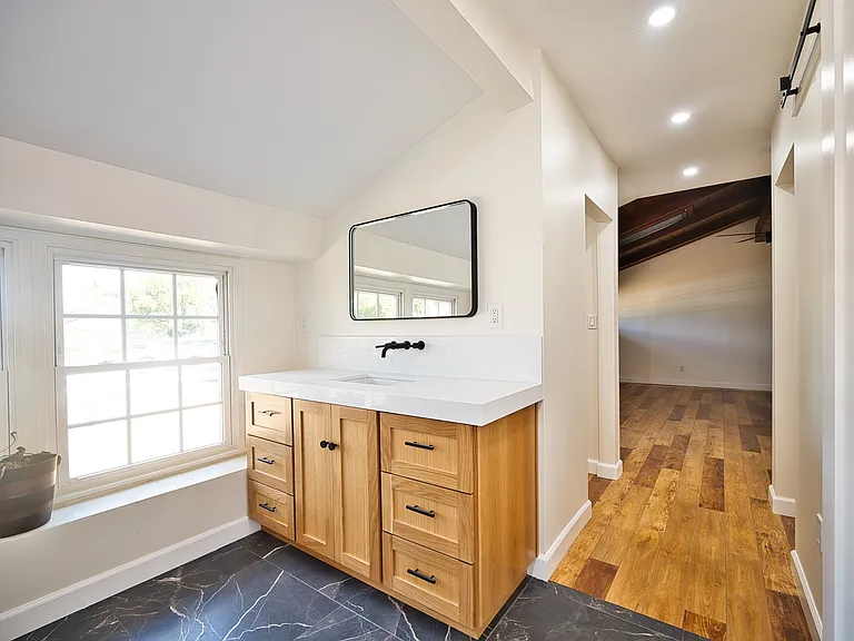 23220 Sylvan St — Photo 18