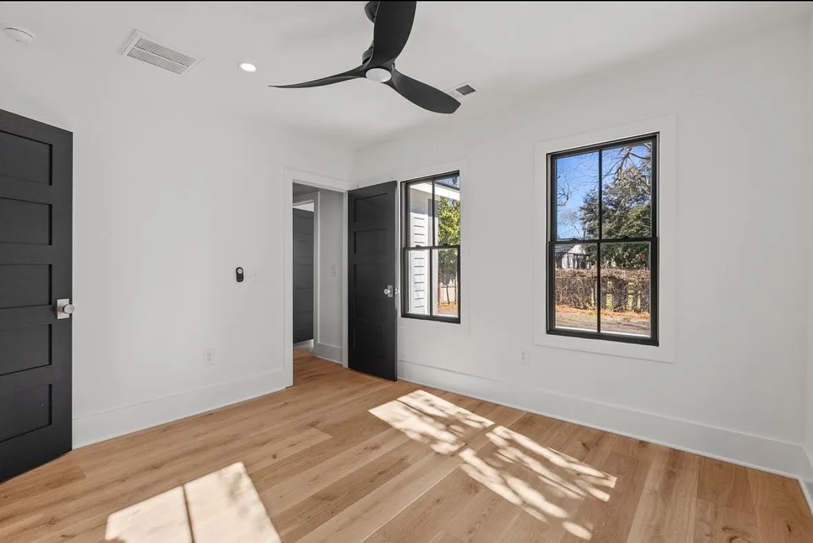 2 bed, 2.5 bath, 1300 sqft, $2,000 — Photo 4